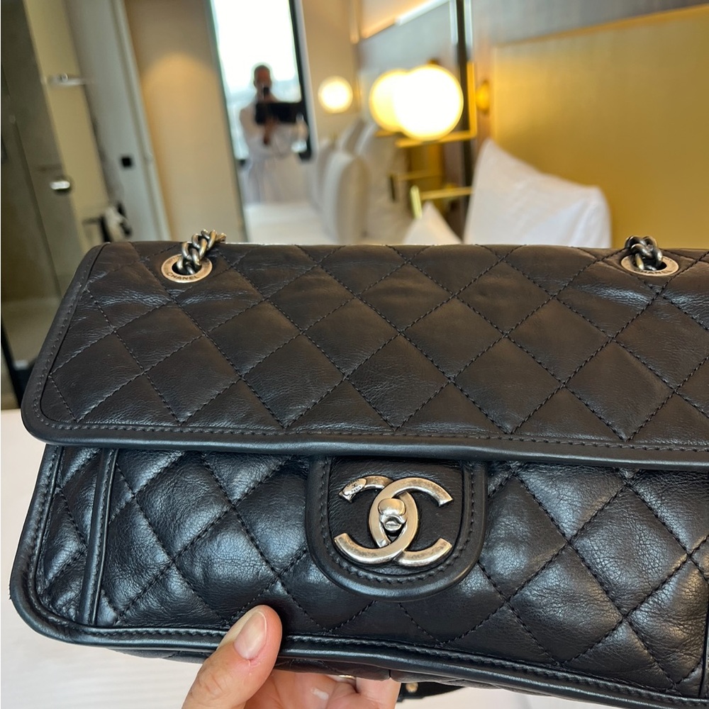 Chanel, very good condition. All authentic including the chain and front lock.